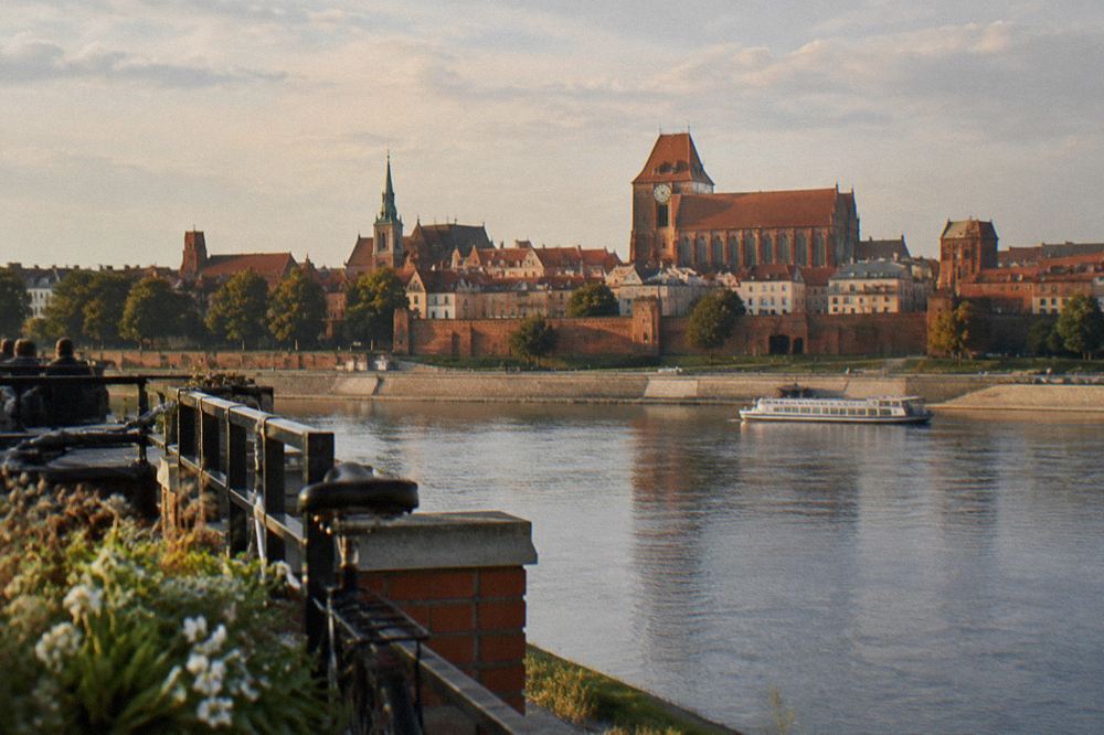 Viewing terrace on the left bank of the Vistula facing the Old Town skyline
