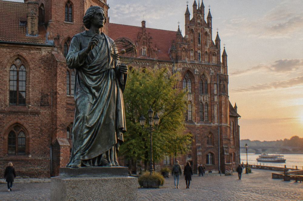 Evening view of the illuminated market square with the Copernicus statue