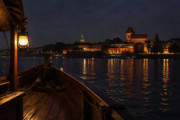 A night panorama cruise by traditional wooden boat on the Vistula in Toruń