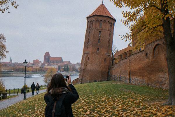 Toruń is an inland Hanseatic red-brick Gothic river city on the Vistula in northern Poland, on a flat plain: no sea, no mountains, no palms, no Mediterranean light, Leaning Tower