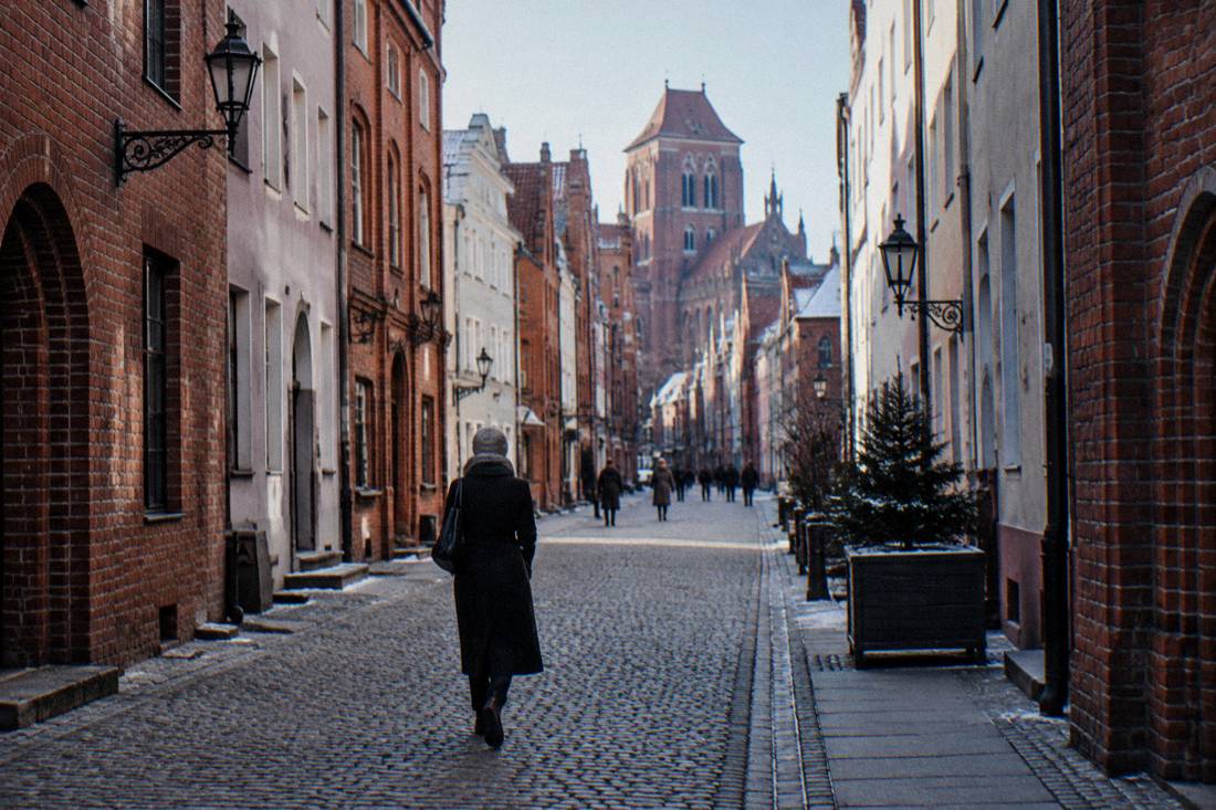 A pedestrian lane in Toruń's Old Town on a cold bright day