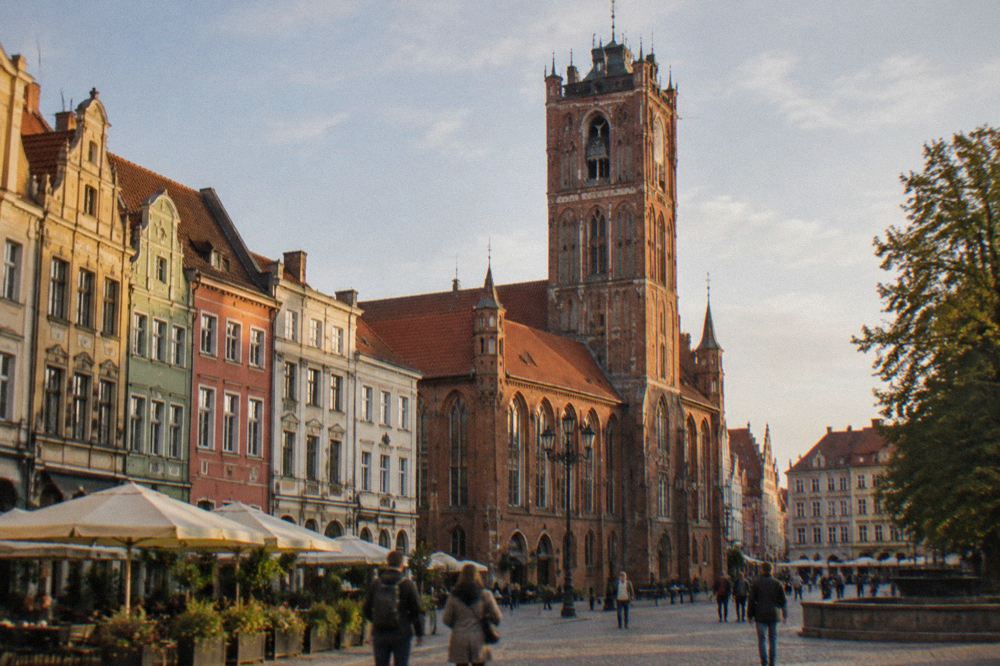 The Gothic Old Town Hall tower rising above the colourful merchant houses on Rynek Staromiejski in Toruń