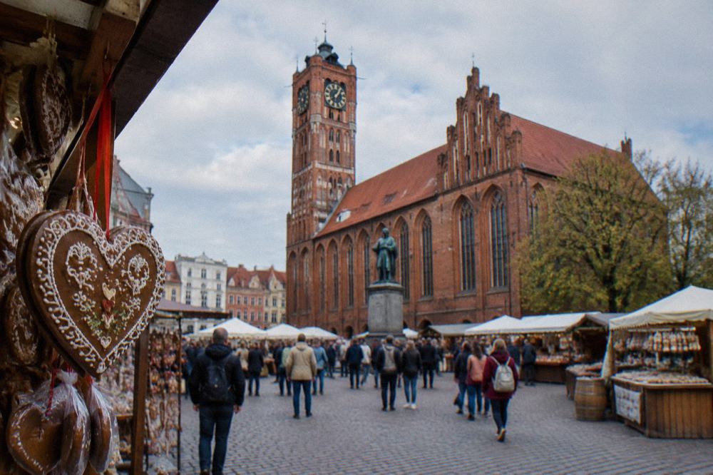 Market stalls and crowds on Rynek Staromiejski during an outdoor festival